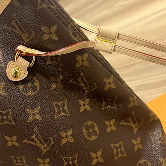 Louis Vuitton Neverfull MM - Picture 7 of 15
